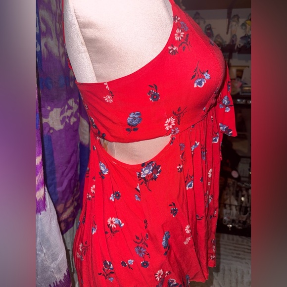 No Boundaries L cut out front tie Red Floral Top - Picture 3 of 6